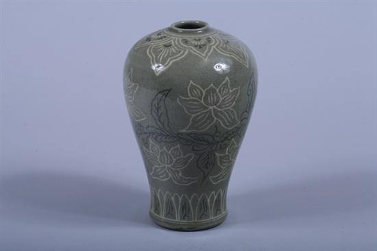KOREAN CELADON PORCELAIN OVOID VASE, 20th century. - 7 1/2 in. high.