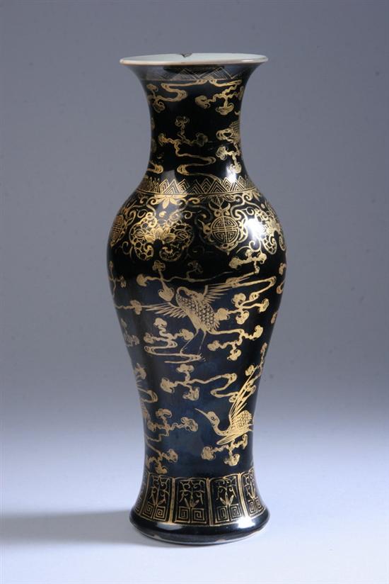 CHINESE GILT MIRROR BLACK PORCELAIN VASE, Kangxi mark, 19th century. - 12 i