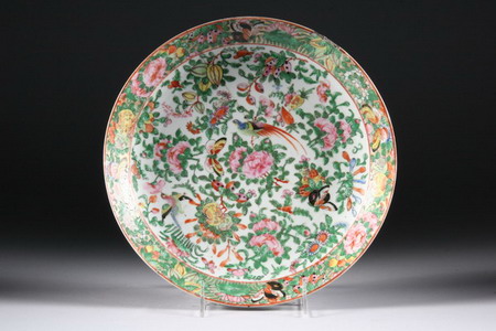 CHINESE ROSE CANTON PORCELAIN CHARGER, 19th century. - 10 1/2 in. diam.