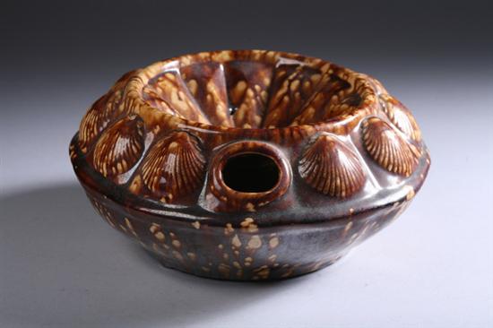 BENNINGTON-STYLE BROWN DRIP-GLAZED POTTERY SPITTOON, early 19th century. -