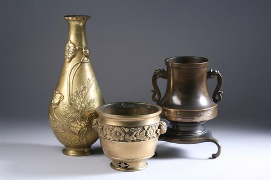 THREE JAPANESE BRONZE VESSELS. - 13 1/2 in. high; 9 1/4 in.; 5 1/2 in. high