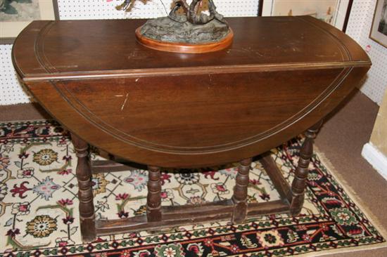 DROP-LEAF ROUND WALNUT GATE-LEG TABLE, Early 20th Century.