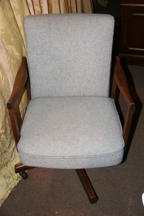 CONTEMPORARY MAHOGANY FOUR-PRONG SWIVEL OFFICE DESK CHAIR, 20th Century.