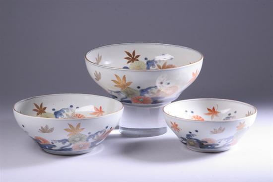 THREE JAPANESE IMARI PORCELAIN NESTED BOWLS, Meiji period. - Largest: 9 1/2