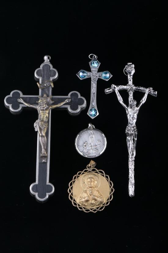 28 ASSORTED RELIGIOUS CROSSES AND MEDALLIONS.