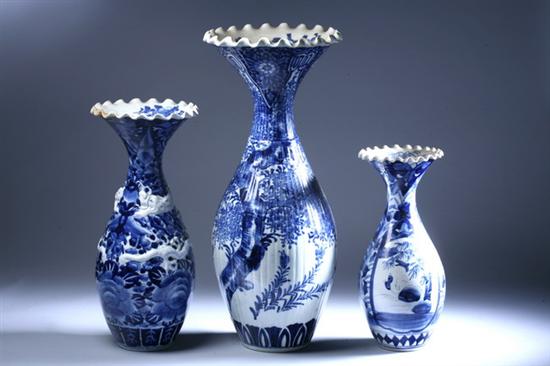 THREE JAPANESE BLUE AND WHITE PORCELAIN VASES, Meiji period. - Largest: 23